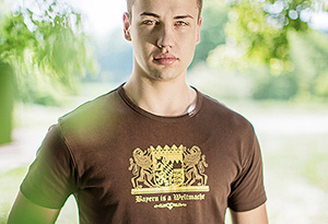 Julian im Bayern is a Weltmacht T-Shirt chocolate-gold