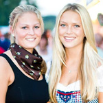 Junge Damen in Dirndl und Lederhose auf dem Oberstimmer Barthelmarkt Festgelände (c) Wolfgang Glöckl