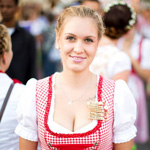 Junge Frau isst Pommes auf dem Barthelmarkt in Oberstimm (c) Wolfgang Glöckl